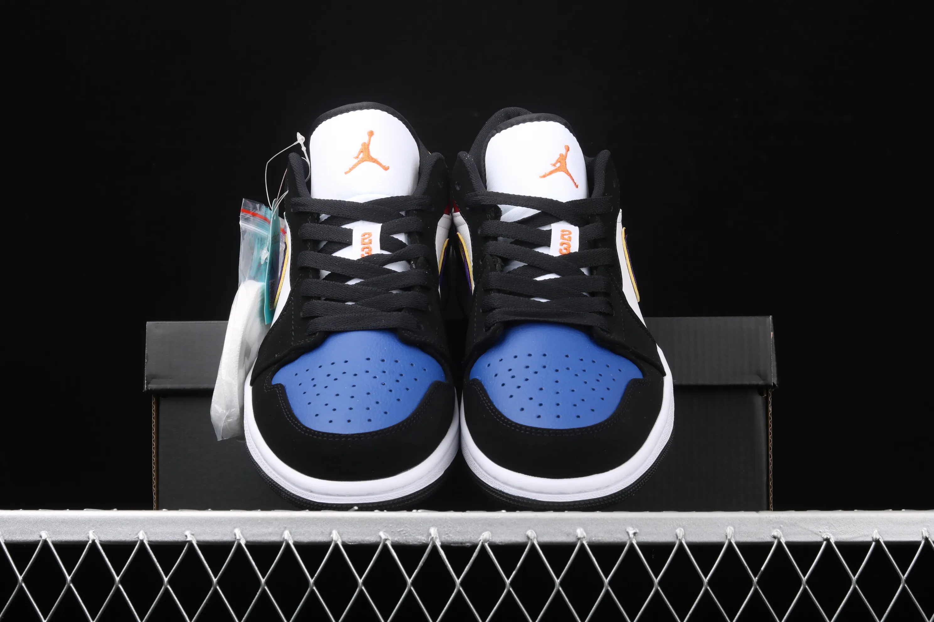 All Categories Air Jordan Jordan Series Basketball Shoes Air Jordan 1 Low New Version Air Jordan 1 Low AJ1 Joe 1 Low Top Leather Cultural and Leisure Sports Shoes CJ9216-051